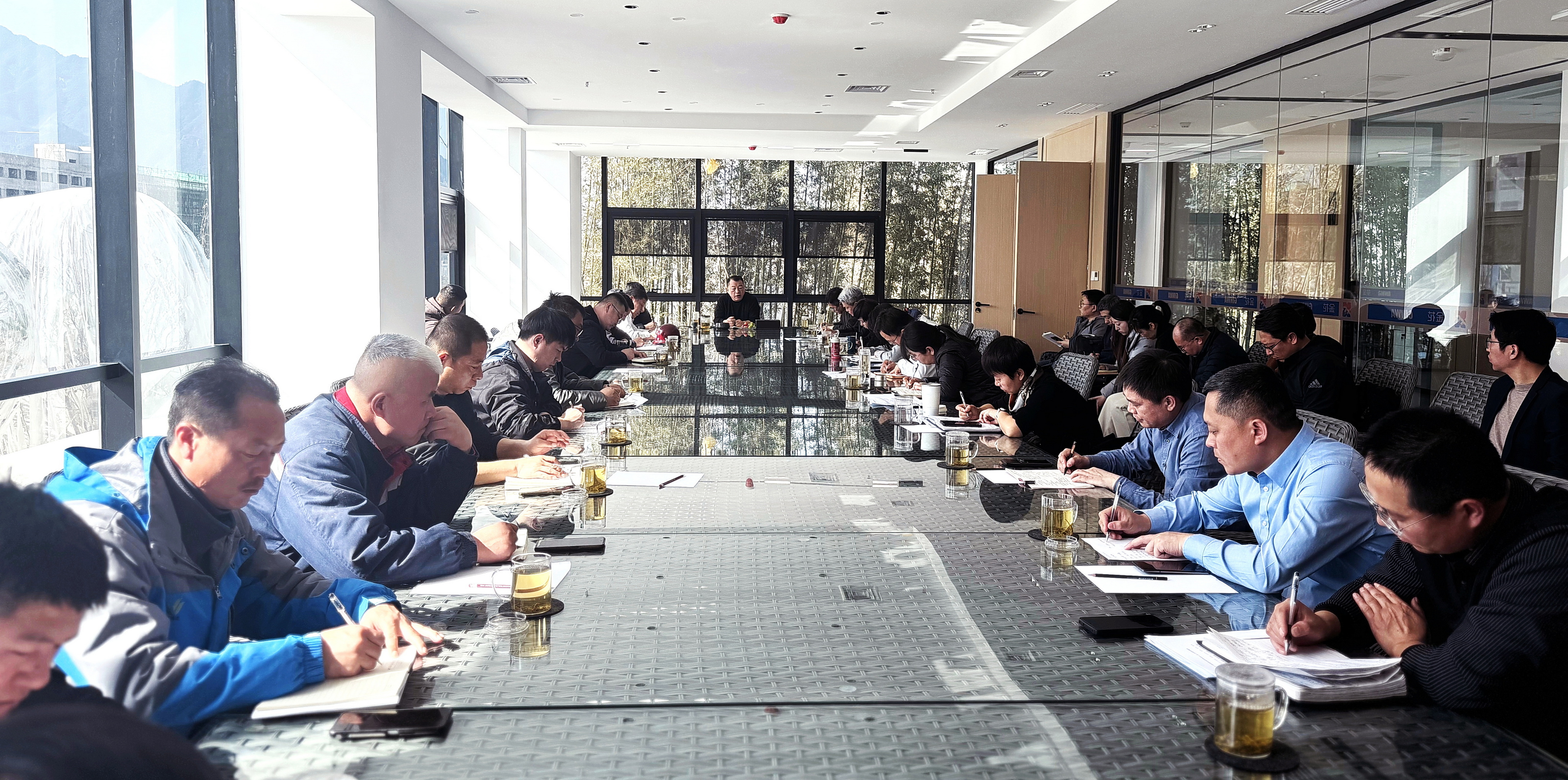 金花股份董事長(zhǎng)邢雅江攜經(jīng)營(yíng)管理團(tuán)隊(duì)一行對(duì)草堂項(xiàng)目施工現(xiàn)場(chǎng)進(jìn)行全面巡查 金花股份董事長(zhǎng)邢雅江攜經(jīng)營(yíng)管理團(tuán)隊(duì)一行對(duì)草堂項(xiàng)目施工現(xiàn)場(chǎng)進(jìn)行全面巡查